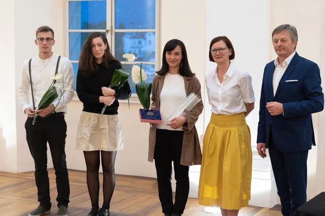 Nagrajenci (z leve) prejemnika Vurnikovih priznanj Miha Gašperlin in Nuša Zupanc ter prejemnica nagrade Ana Erjavec s predsednico žirije, arhitektko Alenko Korenjak in radovljiškim županom Cirilom Globočnikom Foto Janez Jakob Dremelj