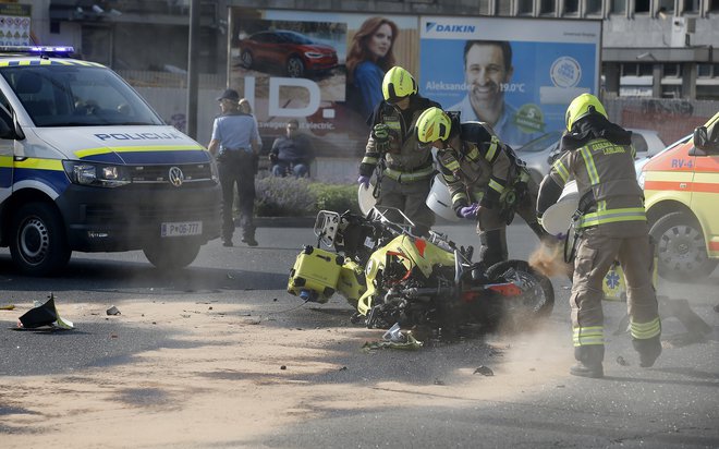 Reševanje motorista reševalca na Bavarskem dvoru v Ljubljani FOTO: Blaž Samec/Delo