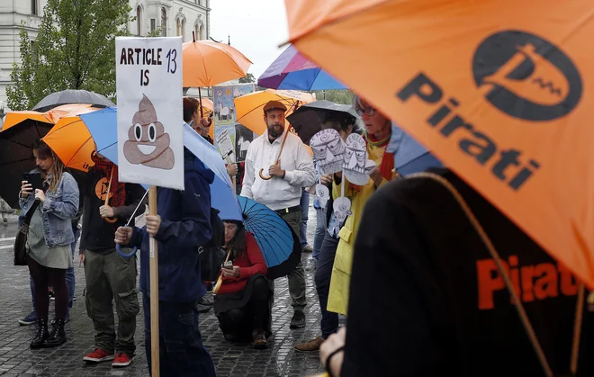 Protest v okviru stranke Pirati proti novi reformi avtorskih pravic. FOTO: Blaž Samec/Delo