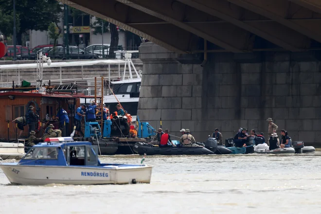 Ladja, ki so jo krstili za Morsko deklico, je v bližini zgradbe madžarskega parlamenta v središču prestolnice trčila v drugo plovilo. FOTO: Ferenc Isza/AFP