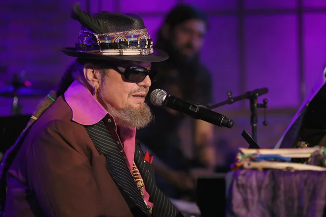 Eden najvplivnejših ameriških umetnikov v sedemdesetih letih preteklega stoletja je svoj sloves ustvaril s prepletanjem zvrsti, kot so blues, rock&#39;n&#39;roll, funk, jazz, gospel, zydeco, boogie woogie ... FOTO: Natasha Moustache/AFP