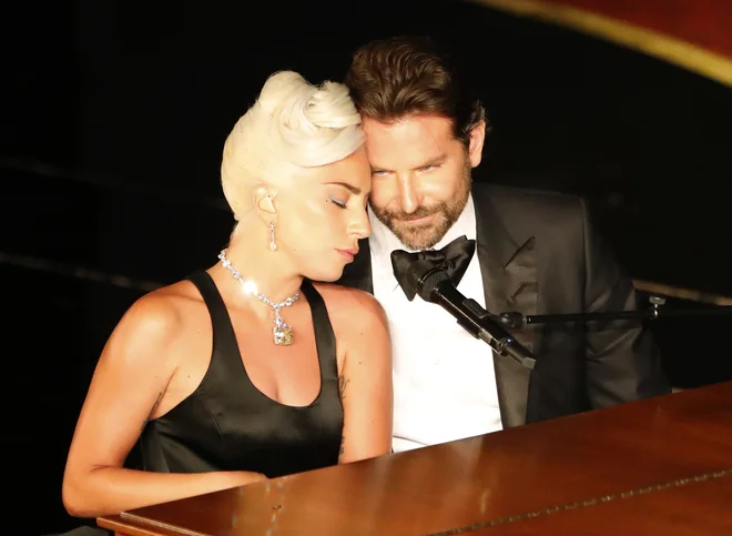 Lady Gaga in Bradley Cooper sta zapela pesem <em>Shallow </em>iz filma <em>Zvezda je rojena</em>. FOTO: Reuters