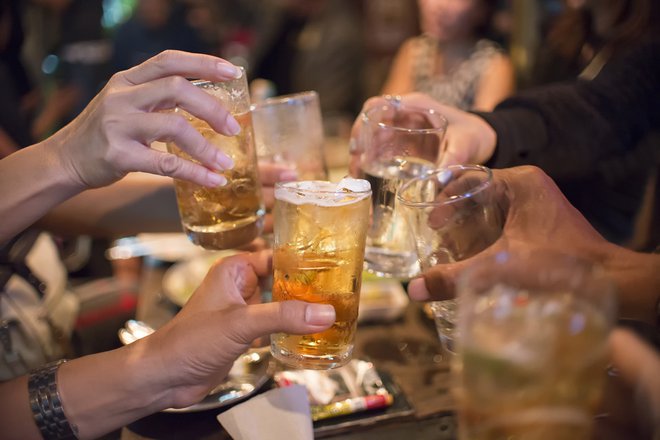 NIJZ priporoča, da otroci in mladostniki alkohola ne pijejo. FOTO: Shutterstock