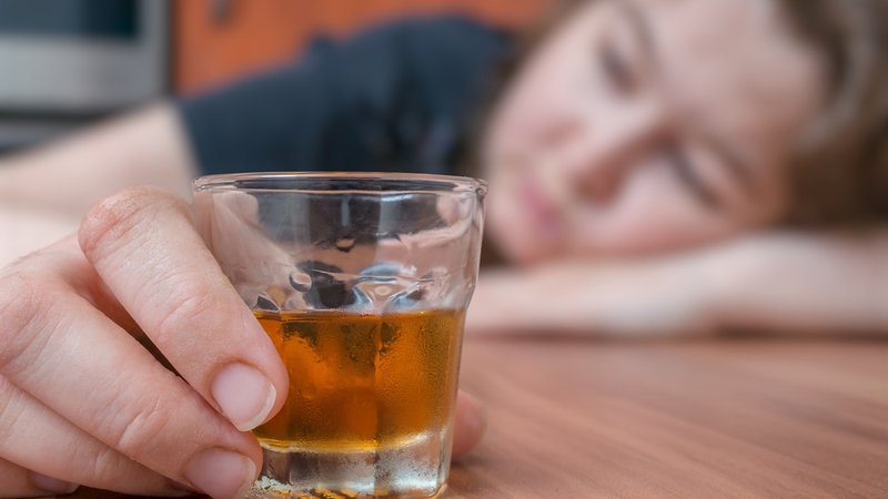 Fotografija: Opravljene so bile številne študije, ki so proučevale ukrepe za odvračanje mladostnikov od pitja alkohola. FOTO: Shutterstock