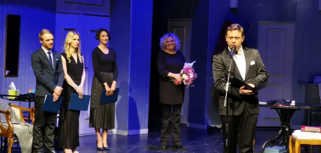 Cvet Gledališča Koper: igralci Rok Matek, Tjaša Hrovat, Anja Drnovšek, direktorica in slavljenka Katja Pegan in igralec Luka Cimprič. Foto Boris Šuligoj