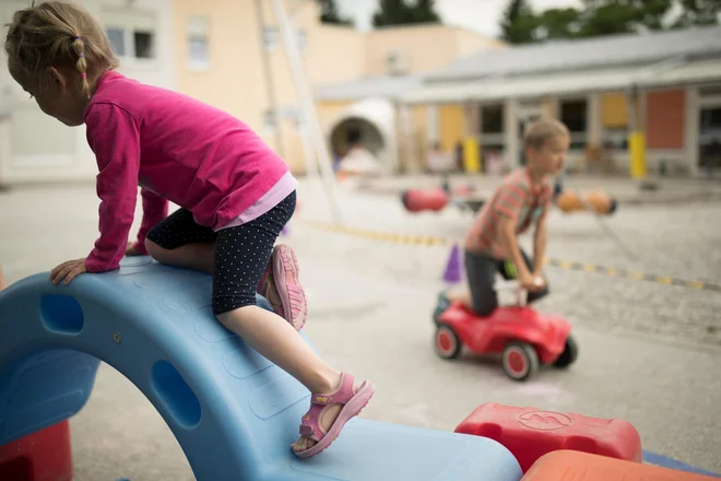 Za otroke, starejše od treh let, ni več tako težko dobiti prostega mesta v vrtcih, in to zlasti zaradi normativov, saj lahko jaslični oddelek sprejme vsega 14 otrok, v predšolski skupini pa jih je lahko tudi 24. Foto Uroš Hočevar