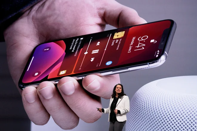 Operacijski sistem za mobilne naprave ios 13 obljublja kar nekaj novosti. FOTO: Reuters