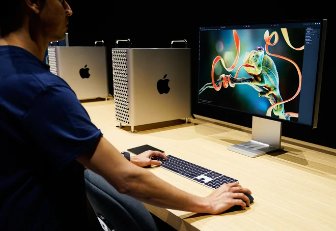 Največ vzdihov sta požela mac pro in njegov monitor. FOTO<br />
 Reuters