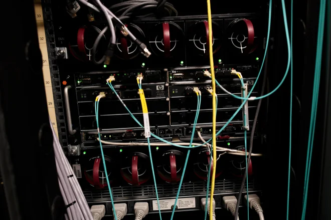 Kabli nas povezujejo - v internet in med seboj. FOTO: Reuters