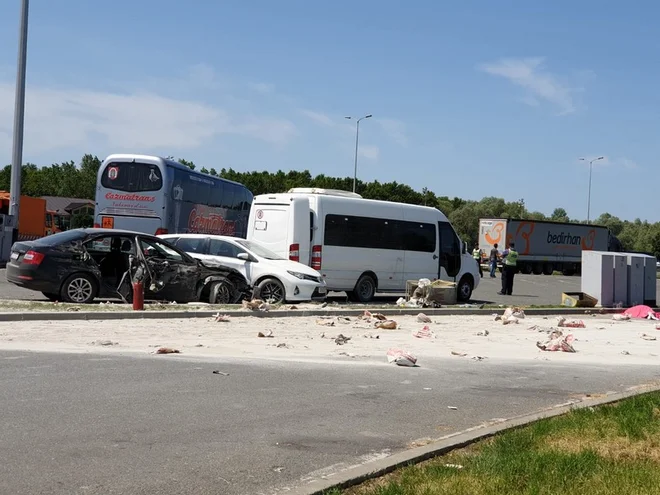 Prizorišče nesreče na avtocestnem parkirišču odcepoma Okučani in Novska v smeri Zagreba. FOTO: Radio Nova Gradiška