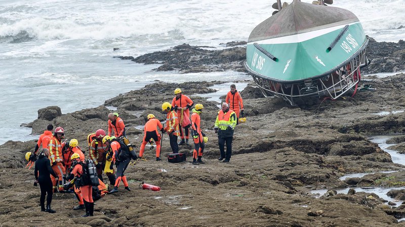 Fotografija: V nesreči čolna reševalcev, pripadnikov organizacije za reševanje na morju Société nationale de sauvetage en mer, so življenja izgubili trije reševalci. FOTO: Sebastien Salom-gomis/AFP
