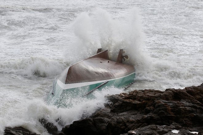 Model čoln reševalcev je bil oblikovan z namenom, da bi se primeru, da bi se prevrnil, moral avtomatsko vrnil v prvoten položaj. FOTO: Regis Duvignau/Reuters