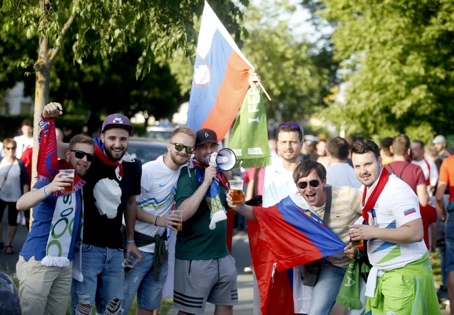 Naši nogometaši so imeli v Celovcu številčno navijaško podporo. FOTO: Roman Šipić/Delo