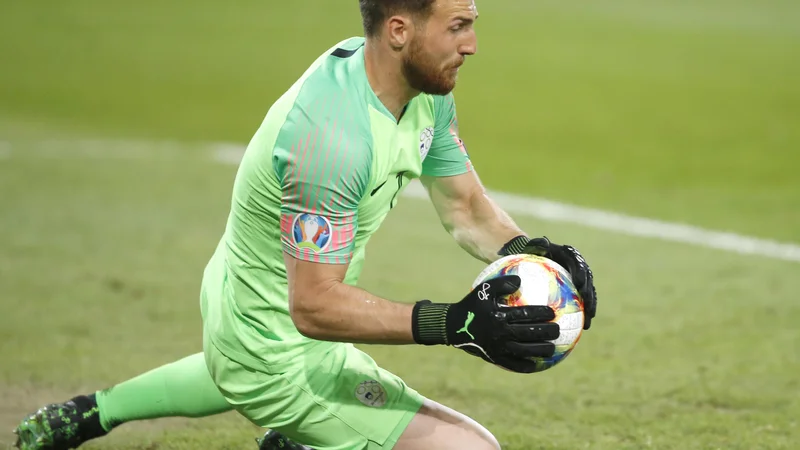 Fotografija: Slovenske nogometaše je v prvem polčasu nekajkrat rešil vratar Jan Oblak. FOTO: Roman Šipić/Delo