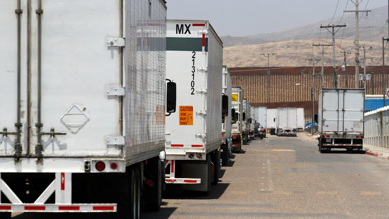 Fotografija: Tovornjaki čakajo na prestop mehiške meje z ZDA. Foto: Reuters
 