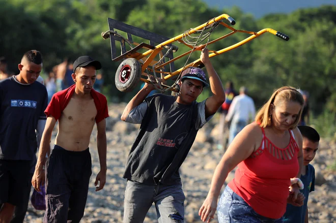 Venezuela, tarča ameriških sankcij, se sooča s propadajočim gospodarstvom, zaradi česar primanjkuje hrane in zdravil. Krizo je še poglobil boj za oblast, ko se je konec januarja za začasnega predsednika države razglasil vodja manjše opozicijske stranke Ju