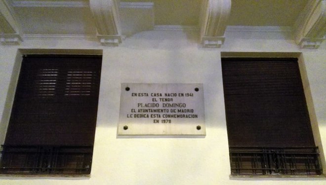 V Madridu plošča na stavbi označuje pevčevo rojstno hišo. Foto Igor Bratož