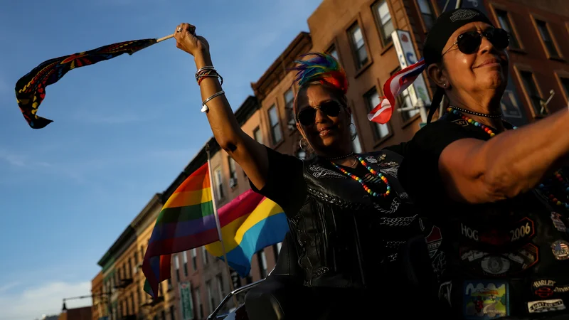 Udeležnci parade ponosa v New Yorku. FOTO: Brendan Mcdermid/Reuters