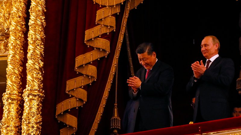 Fotografija: Forum Spief je bil posvečen kitajsko-ruskemu dvojcu, ki se ponuja svetu kot varuh trdne globalizacije. Na fotografiji Xi in Putin pred dnevi v moskovskem Bolšoj teatru. FOTO: Reuters