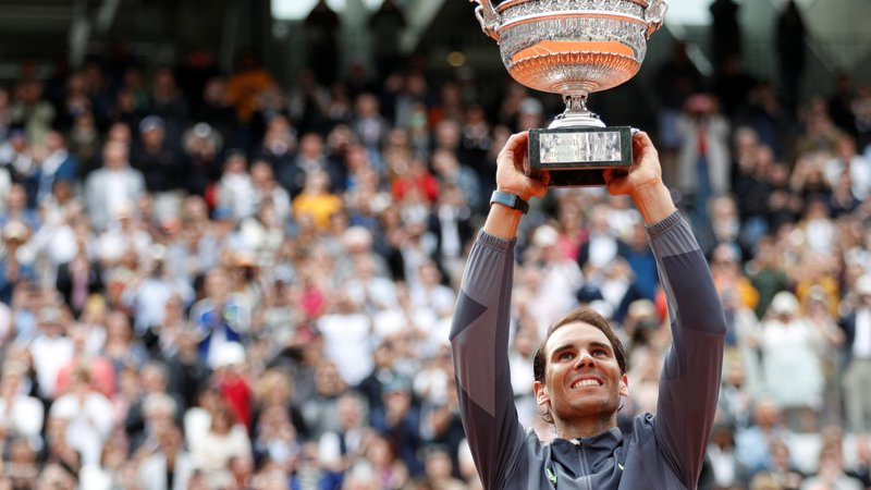 Fotografija: Pokal mušketirjev ostaja v rokah Rafaela Nadala. V 15 letih ga je Španec osvojil dvanajstkrat. Foto Reuters