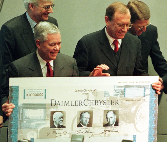 Takole sta leta 1999 pozirala Chryslerjev Robert Eaton in šef DaimlerBenza Juergen Schrempp, ko je v poroki »enakopravnih« nastal DaimlerChrysler. Par let kasneje je bilo vsega konec.  FOTO: Reuters