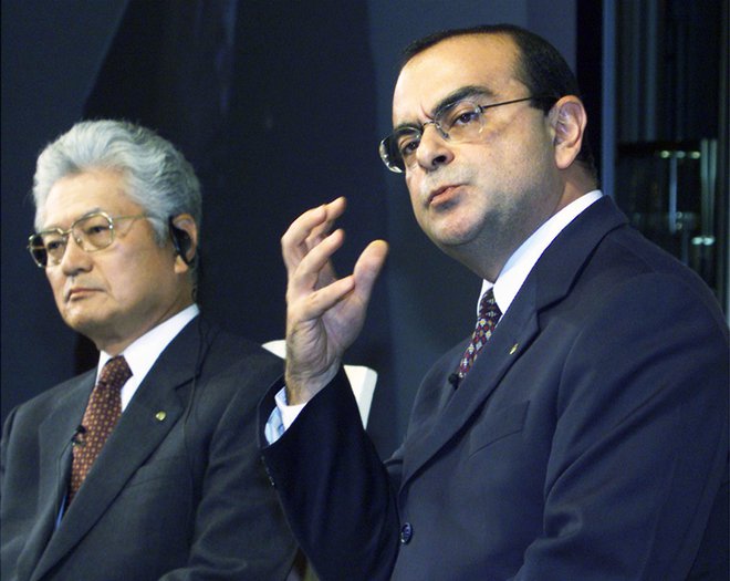 Leto 1999: Yoshikazu Hanawa kot šef Nissana in Carlos Ghosn kot glavni operativec iz Renaulta, ki pridiga, kaj vse je treba narediti, da bodo Nissana spravili iz težav. Danes je Ghosn v zaporu, odnosi med partnerskima družbama pa napeti. FOTO: Reuters