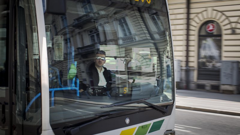 Fotografija: Vozniki ljubljanskih mestnih avtobusov so vse bolj obremenjeni, tudi zaradi pomanjkanja novih. FOTO: Voranc Vogel/Delo
