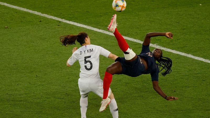 Fotografija: V Parizu poteka svetovno prvernstvo v nogometu za ženske. Na Francozinje so zmagale s 4:0. FOTO: Kenzo Tribouillard/AFP