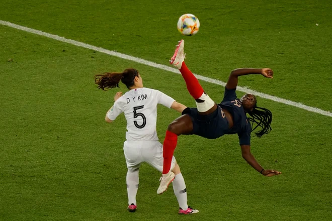 V Parizu poteka svetovno prvernstvo v nogometu za ženske. Na Francozinje so zmagale s 4:0. FOTO: Kenzo Tribouillard/AFP