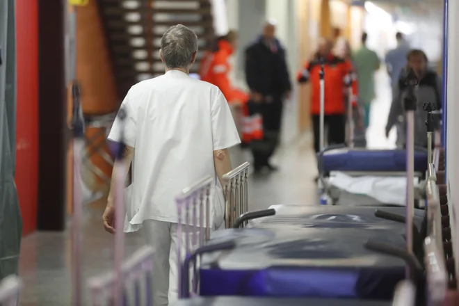 V sedanjih razmerah zavarovalnice s svojo ponudbo dodatnih zdravstvenih zavarovanj pomagajo celotnemu sistemu in delodajalcem, saj si nihče ne želi dolgotrajnih bolniških odsotnosti, ker to povzroča številne težave in dodatne stroške. FOTO: Leon Vidic/Delo