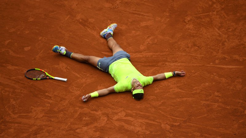 Fotografija: Sezona na pesku se za Rafaela Nadala ni najbolje začela, se je pa imenitno končala. FOTO: AFP