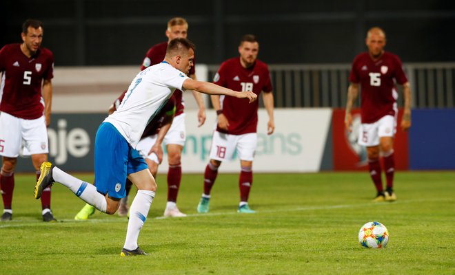 Josip Ilićić je z golom za 3:0 z bele točke dokončal petminutno rušilno obstreljevanje latvijskih vrat. FOTO: Reuters