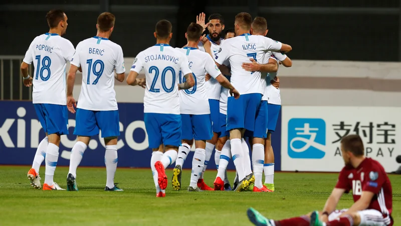 Fotografija: Slovenska nogometna reprezentanca je v Rigi z učinkovito igro že v pol ure razblinila vse dvome o zmagovalcu. FOTO: Reuters