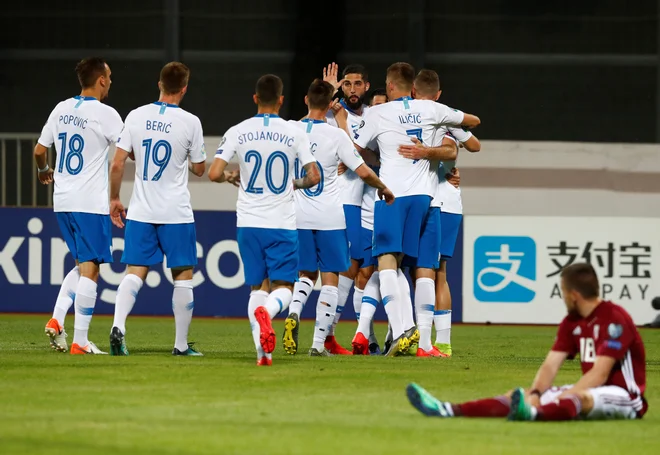 Slovenska nogometna reprezentanca je v Rigi z učinkovito igro že v pol ure razblinila vse dvome o zmagovalcu. FOTO: Reuters
