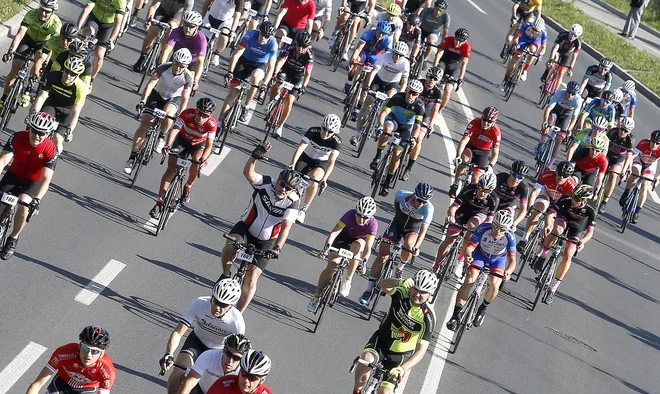 Takoj po startu so kolesarji na veliki Franji pedala pognali na vso moč. FOTO: Roman Šipić/Delo