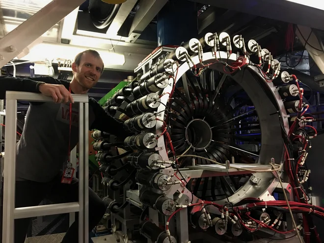 Andrej Zorko med kalibracijo instrumenta za mionsko spinsko spektroskopijo v Laboratoriju Rutherford Appleton, VB, enem izmed samo štirih za to primernih laboratorijev na svetu. FOTO: Andrej Zorko