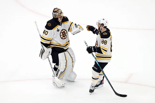 Finski vratar Tuukka Rask in češki napadalec David Pastrnak sta med udarnimi orožji moštva iz Bostona v boju za Stanleyjev pokal. FOTO AFP