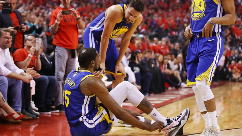 Fotografija: Ko je Kevin Durant obsedel na tleh in se prijel za ahilovo tetivo, je Klaya Thompsona spreletel srh. FOTO: AFP
