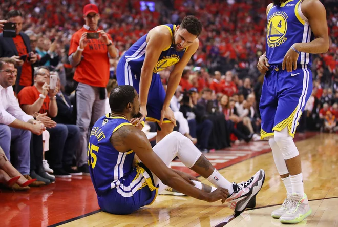 Ko je Kevin Durant obsedel na tleh in se prijel za ahilovo tetivo, je Klaya Thompsona spreletel srh. FOTO: AFP