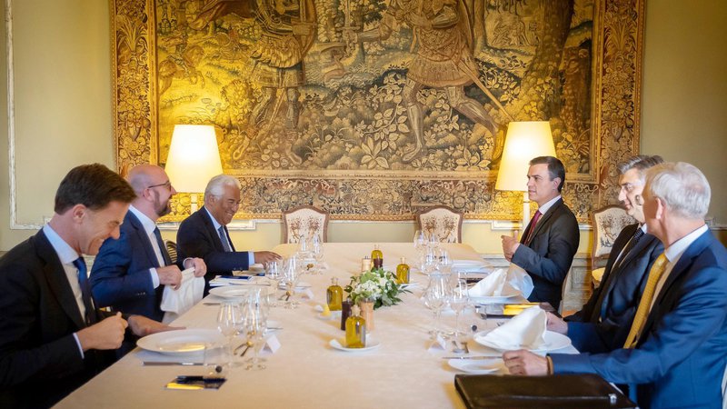 Fotografija: Večerja šestih premierov, ki delujejo kot koordinatiorji EPP, liberalcev in socialistov, ni privedla do opaznih premikov v reševanju zapletnih kadrovskih vprašanj v EU. FOTO: Kabinet predsednika belgijskega premiera