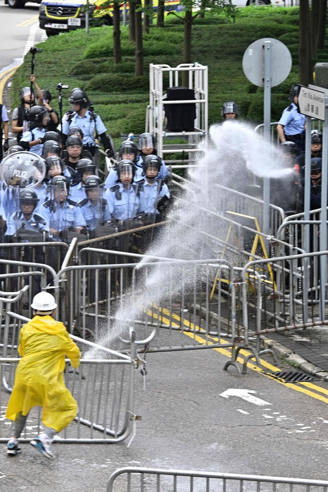 Policija je uporabila solzivec in vodni top. FOTO: Anthony Wallace/AFP
