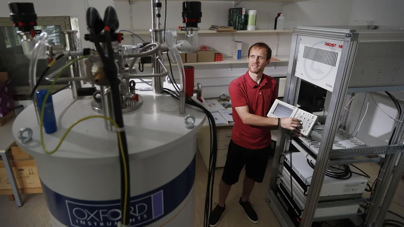 Fotografija: Vodja raziskave dr. Andrej Zorko v laboratoriju na IJS. Pri njej so sodelovali še prvi avtor dr. Matjaž Gomilšek, dr. Rok Žitko, dr. Martin Klanjšek in dr. Matej Pregelj ter sodelavci iz Švice in Kitajske. Foto Leon Vidic
