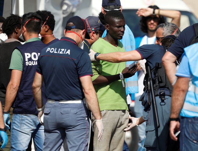 Z uredbo naj bi nevladnim organizacijam, ki jih Salvini ni izrecno izpostavil, onemogočili reševanje migrantov in beguncev v Sredozemlju.FOTO: Reuters
