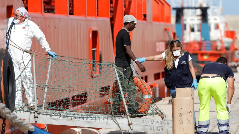 Fotografija: Italijanska vlada je včeraj na predlog notranjega ministra Mattea Salvinija sprejela zakonsko uredbo, ki določa visoke kazni za ladje, ki v Sredozemskem morju pomagajo migrantom in beguncem. FOTO: Reuters