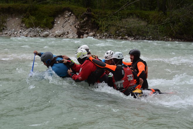 Tehnike reševanja po mednarodnem programu so sodobnejše kakor po slovenskem, trdijo v Kanjoning zvezi Slovenije.