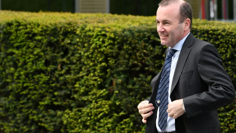 Fotografija: Ni še znano, ali se bo Manfredu Webru uspelo prebiti v 13. nadstropje bruseljske palače Berlaymont, kjer ima svoj urad predsednik evropske komisije. FOTO: Reuters