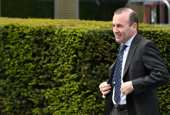 Ni še znano, ali se bo Manfredu Webru uspelo prebiti v 13. nadstropje bruseljske palače Berlaymont, kjer ima svoj urad predsednik evropske komisije. FOTO: Reuters