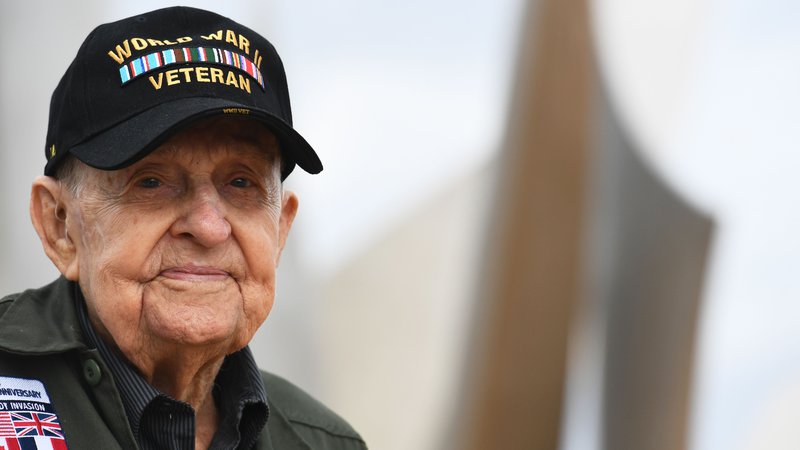 Fotografija: Začelo se je s televizijsko reportažo o veteranih druge svetovne vojne, v okviru katere se je dopisnica France 2 v ZDA med drugim srečala z 98-letnim K. T. Robbinsom. Foto AFP