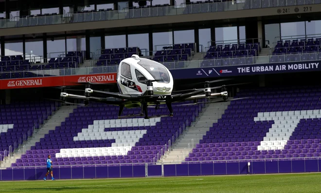 Proizvajalec dronov EHang je aprila na Dunaju na testnem poletu predstvil dvosedežno zračno vozilo Ehang 216. FOTO: Reuters