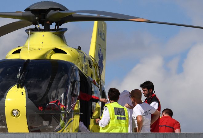 Frooma so s helikopterjem odpeljali v bolnišnico, tudi zaradi hitre pomoči reševalcev na dirki jo bo morda odnesel brez trajnih posledic. FOTO: AFP